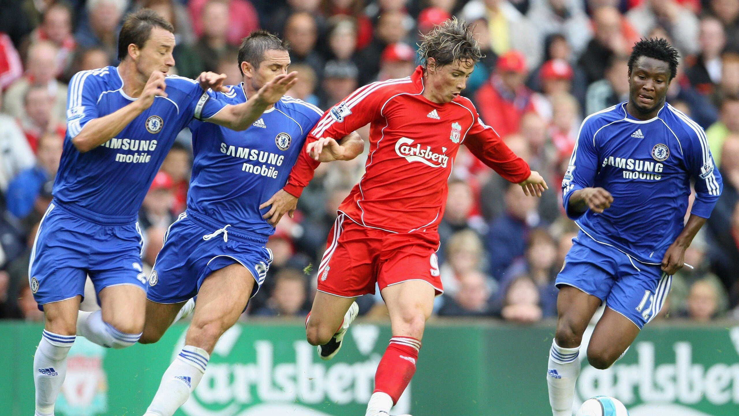 战火重燃，球场上的激情斗志点燃观众热情，激烈的球赛片段描写